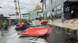 Hati-hati! Panel Plaza Gamalama Ternate Copot Diterjang Angin
