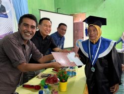 Hadiri Wisuda Sekolah Lansia, Sekda Haltim: Mereka Jadi Teladan bagi Generasi Muda 