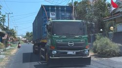 Pengendara Keluhkan Aktivitas Trailer Pengangkut Kontainer PT NICO