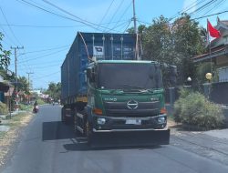 Pengendara Keluhkan Aktivitas Trailer Pengangkut Kontainer PT NICO
