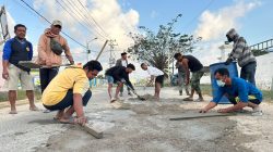 Warga Taliabu Tambal Jalan di Depan Rujab, Sentil Janji Bupati Sashabila soal Lobi ke Pusat