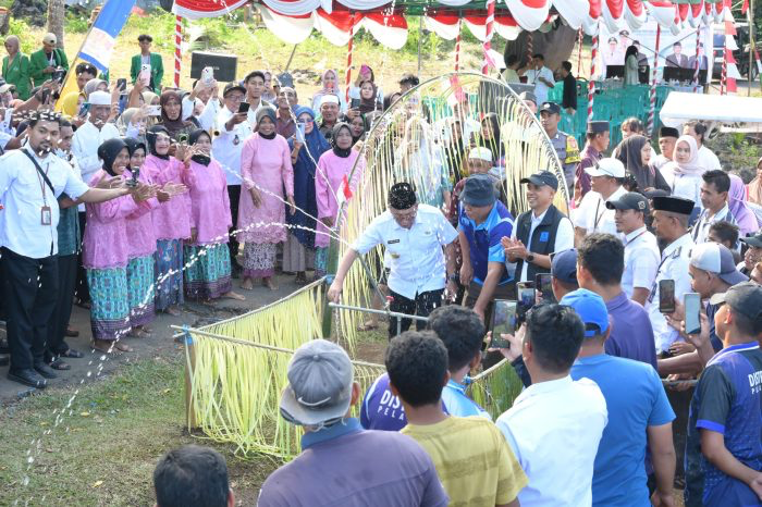 Firman Mudafar Sjah, Direktur Perumda Ake Gaale bersama Wali Kota Ternate M. Tauhid Suleman saat meresmikan jaringan Sistem Penyediaan Air Minum (SPAM) di RT 9 Moya, bersama Wali Kota Tauhid Soleman pada Rabu 12 Agustus 2026. Foto: Istimewa